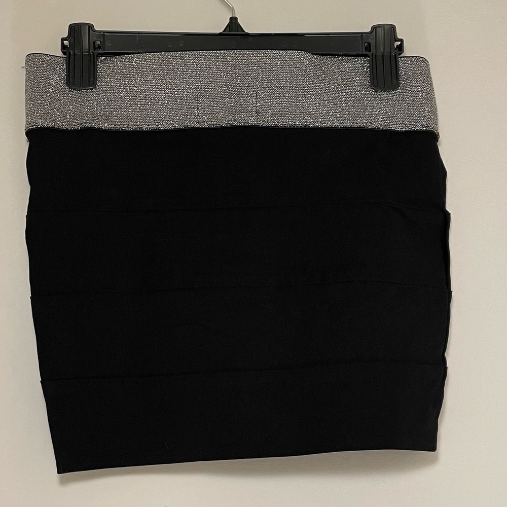 Black skirt with sparkly silver top. This is a size medium. - Picture 4 of 4